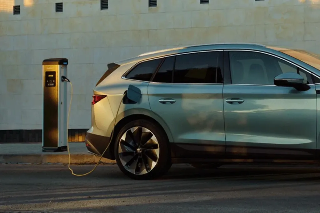 Czym różni się samochód elektryczny od hybrydowego?
